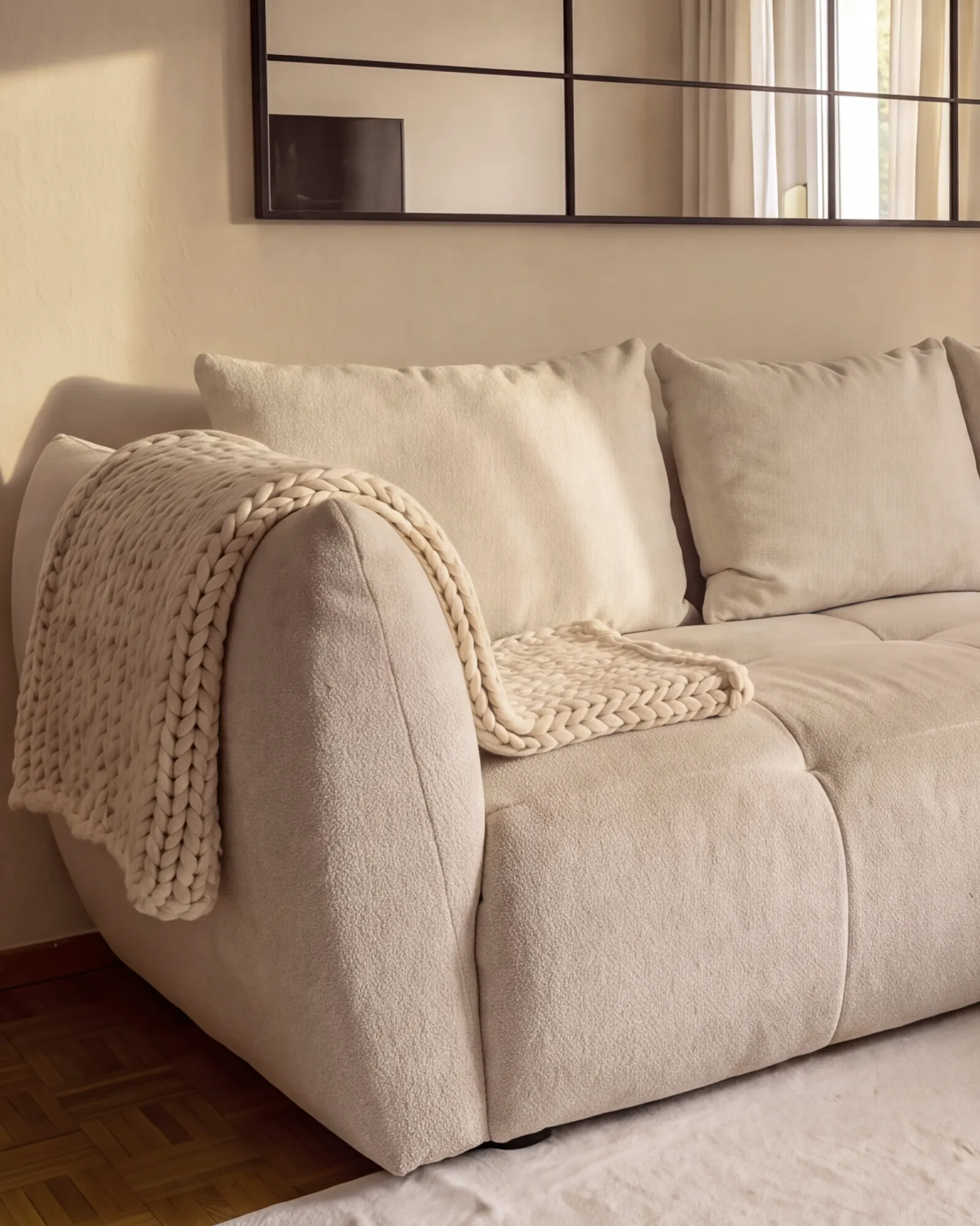 Die Strickdecke auf der Armlehne des Sofas